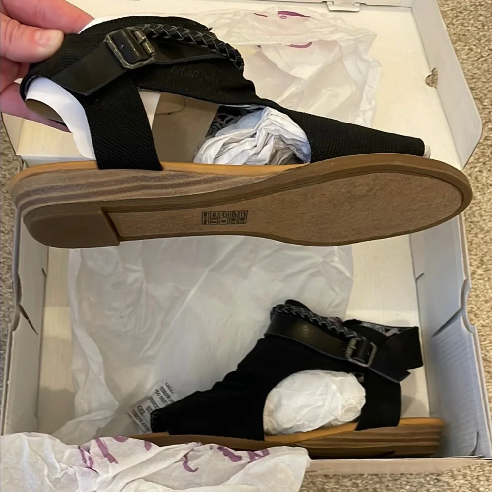 NWB Women's Canvas black Sandals - Picture 7 of 8